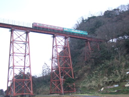餘部鉄橋を往く普通列車